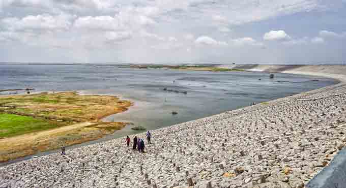 The scarcity persisted until the last week of August, with heavy downpours on August 30 and 31 triggering floods in nearby areas, yet leaving Wadaparthy tanks empty.