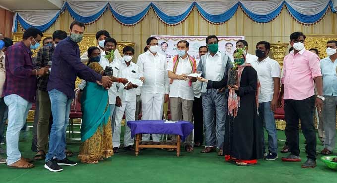 MLA Vinay Bhaskar hands over Kalyana Lakshmi cheques to beneficiaries