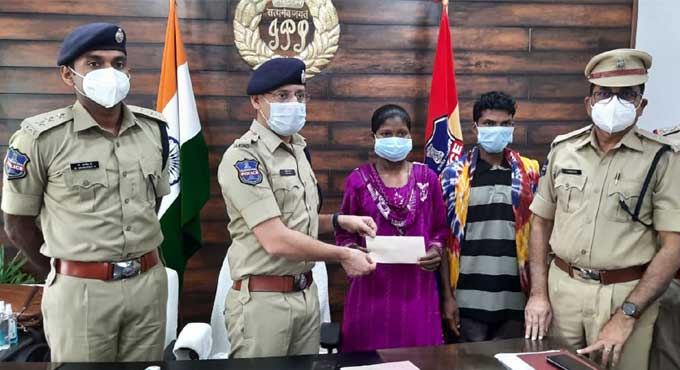 Two Maoists from Chhattisgarh surrender before Kothagudem SP