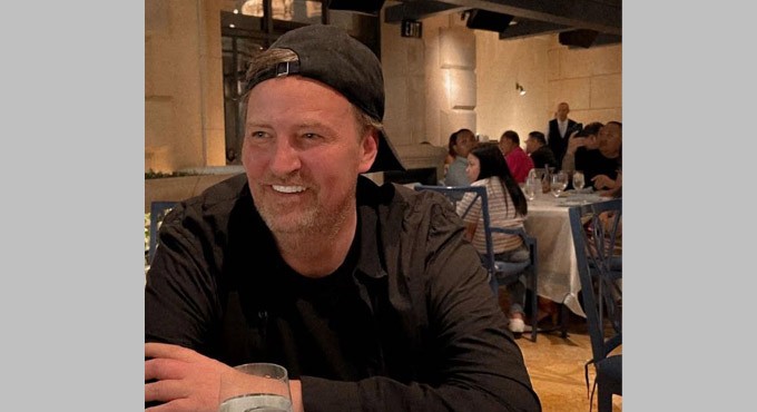 Check out this rare picture of Matthew Perry smiling