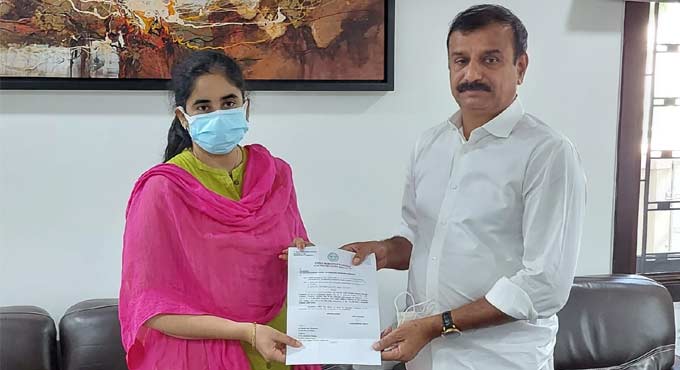 Medak MP presents Rs 4 lakh Letter of Credit for ZPTC member