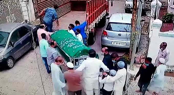 WATCH: Pickpockets make merry during funeral procession
