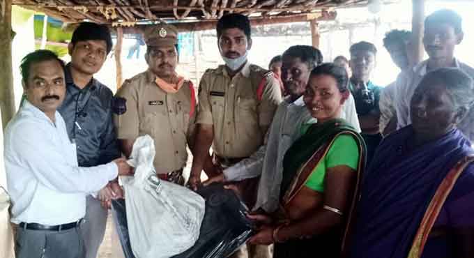 Police, ITDA reach out to flood-hit tribals in Adilabad