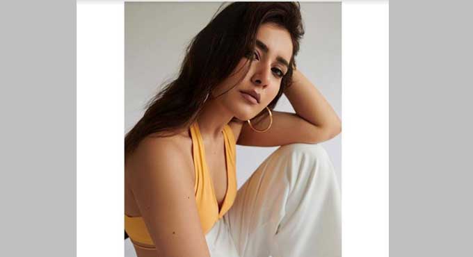 Raashii Khanna’s latest pics are all about sunshine