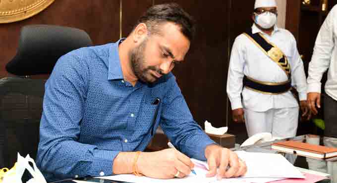 RV Karnan assumes charge as Karimnagar Collector