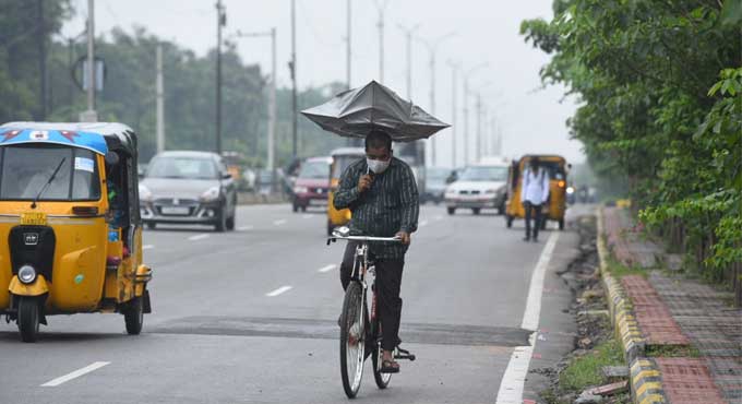 Hyderabad witnesses light showers on Tuesday