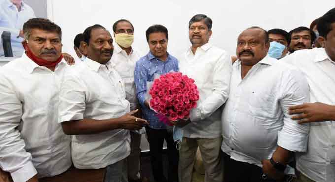 Telangana: Former TDP leader Ramana joins TRS