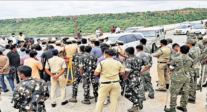 Water row: Telangana, AP officials in tense face-off