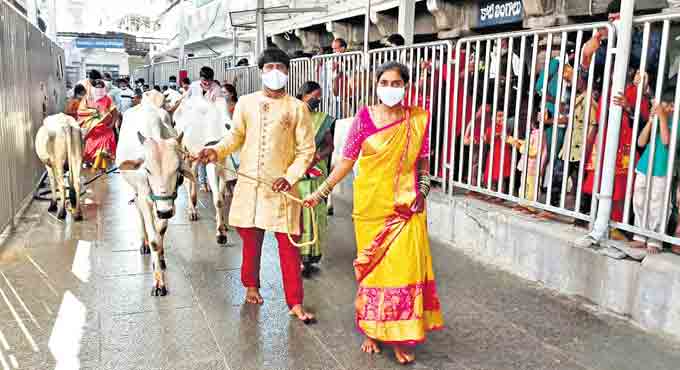 Devotees throng Vemulawada temple