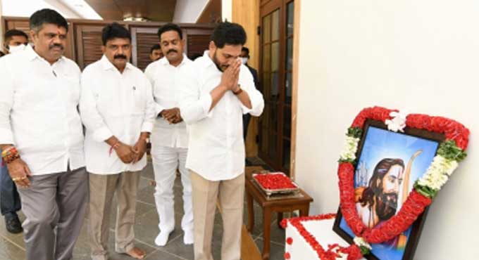 Andhra Pradesh Governor, CM offer tributes to Alluri Sitarama Raju