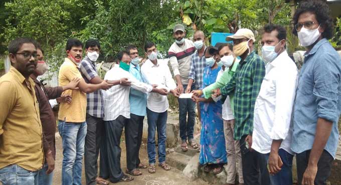 ‘Young Journos’ extends financial aid to kin of deceased scribe in Kothagudem