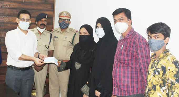 Kothagudem: Kin of constable who died of Covid get financial aid