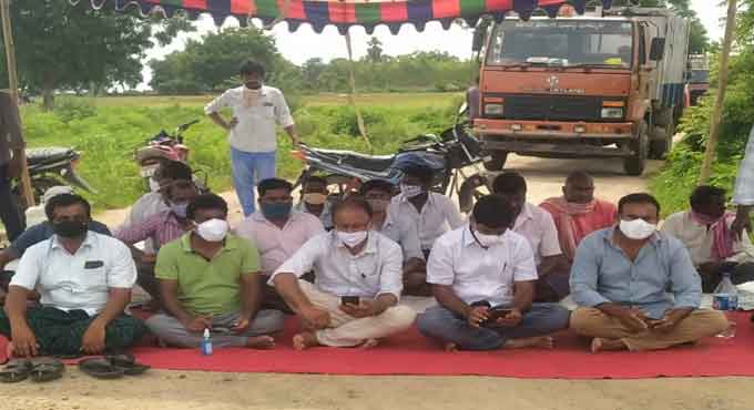 Khammam farmers protest against dumping of garbage in their fields