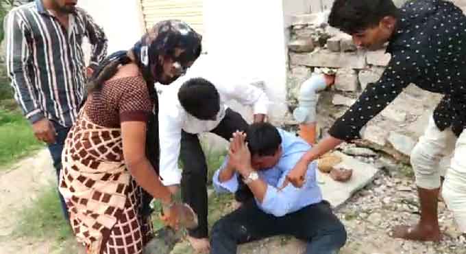 Official beaten up in Sangareddy for misbehaving with woman