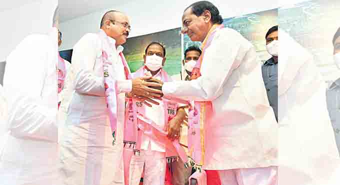KCR announces welfare scheme for weavers