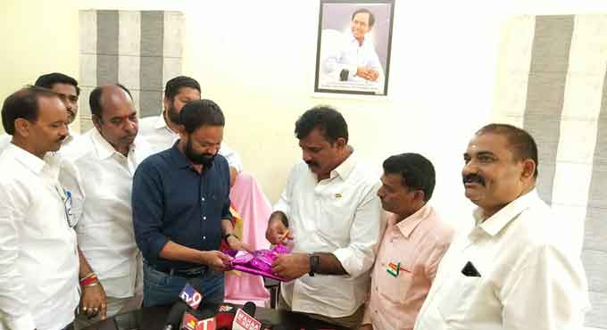 Andole MLA to organise spoken English course for youngsters