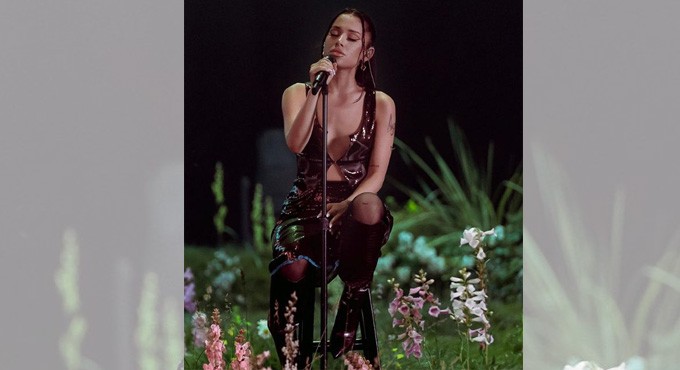 Ariana Grande pays tribute to late ex-boyfriend Mac Miller at concert