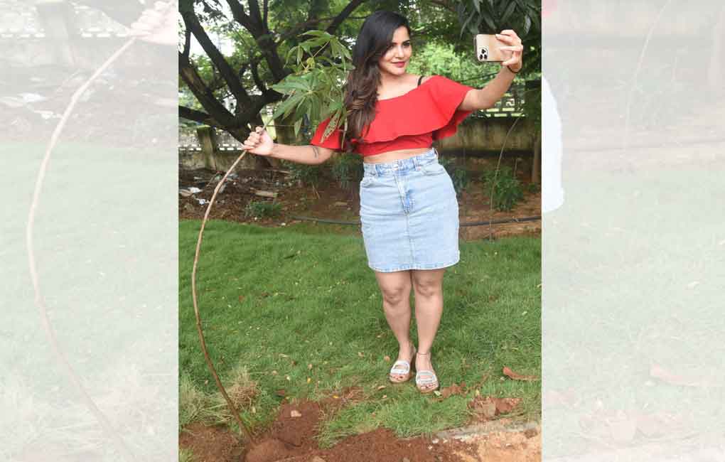 Big Boss contestant Ashu Reddy joins Green India Challenge