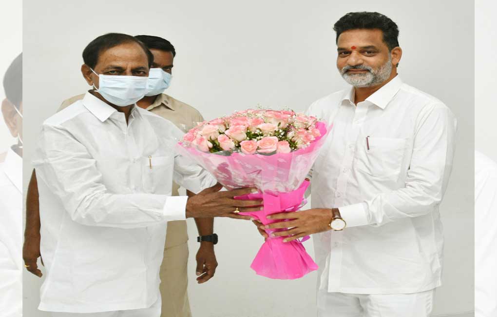 Newly-appointed members of Telangana BC Commission meet CM KCR
