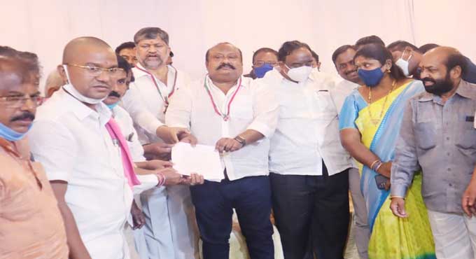 KCR committed to welfare of weavers since Statehood movement: Gangula