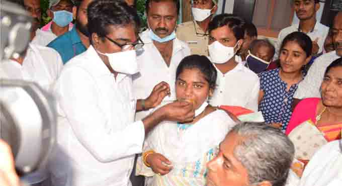 Ajay Kumar hands out CMRF cheques to beneficiaries