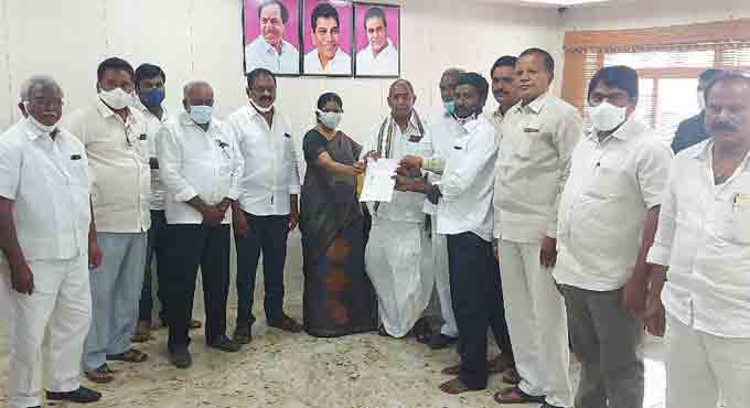 CMRF cheques given to beneficiaries in Khammam