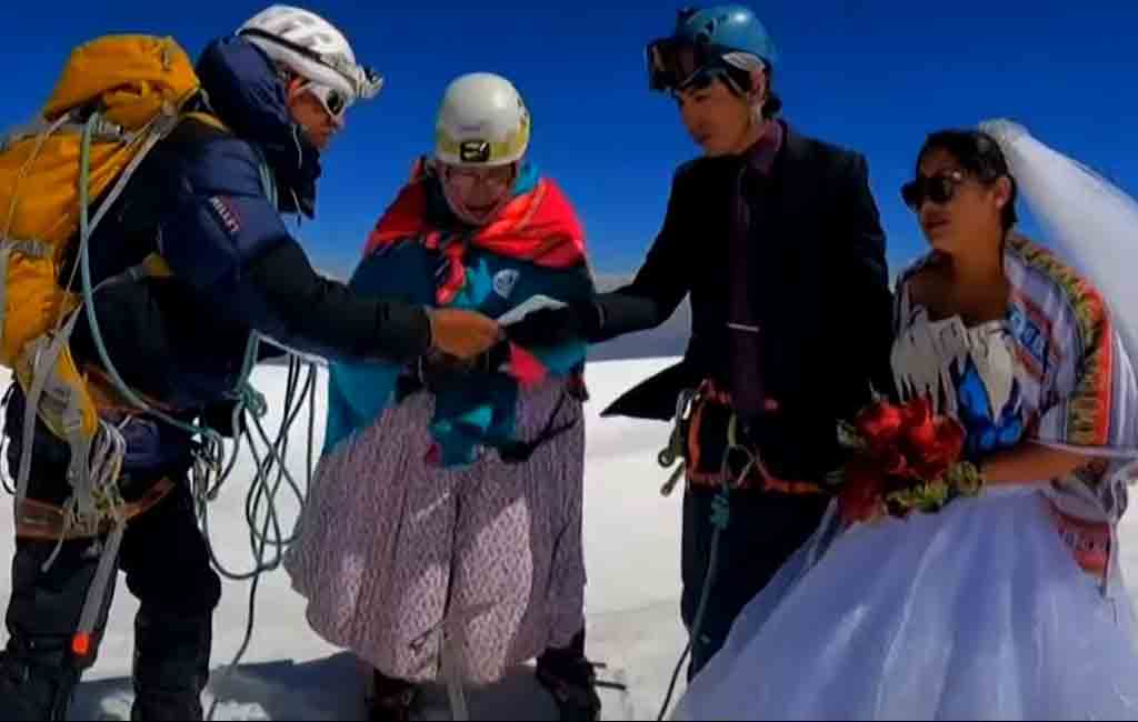 Jhonny Pacheco and Heydi Paco decided to take their wedding to new heights