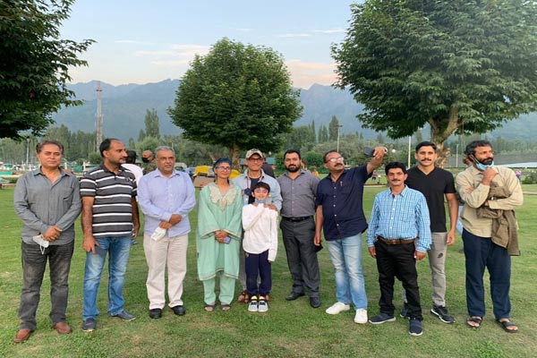 Latest pics: Aamir Khan and Naga Chaitanya shooting in Srinagar