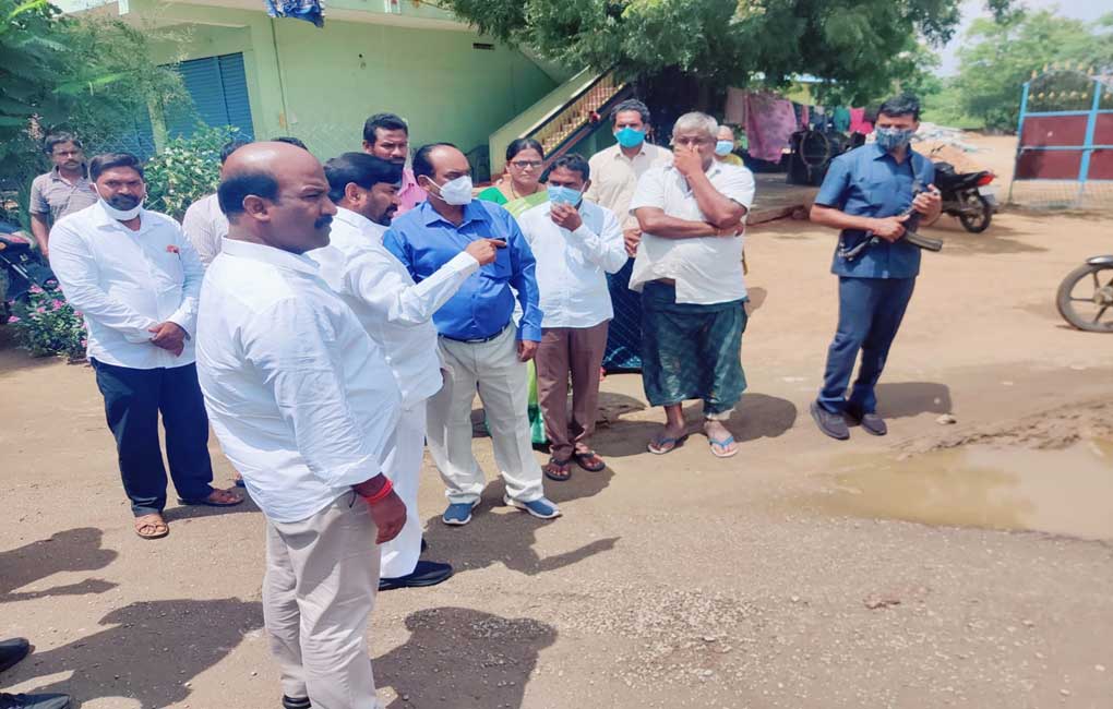 Jagdish Reddy expresses ire over R and B officials for poor quality roads