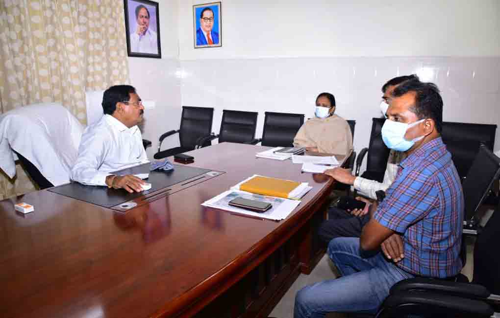 Errabelli directs officials to acquire land for Collectorate complex
