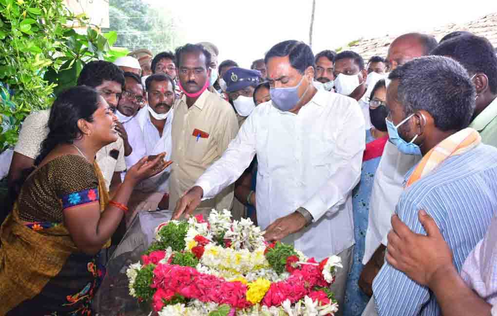 Errabelli Dayakar Rao consoles family of MPTC