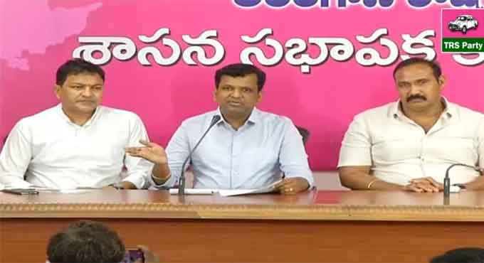 TRS slams Praveen Kumar for remarks against KCR