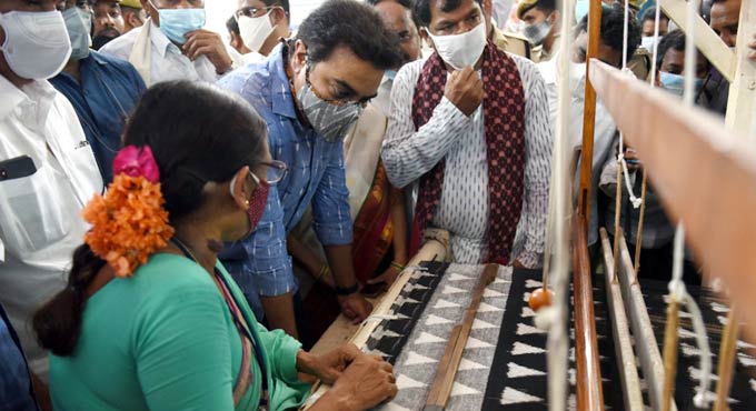 Telangana celebrates National Handloom Day
