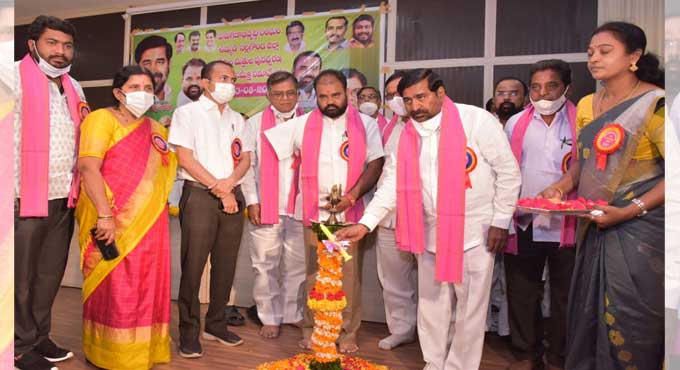 Nalgonda: Minister Jagadish Reddy urges farmers to focus on dairy farming
