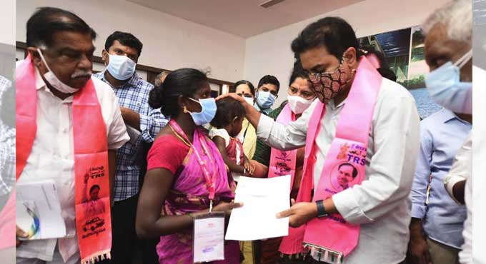 Hyderabad: Financial aid extended to kin of deceased TRS workers