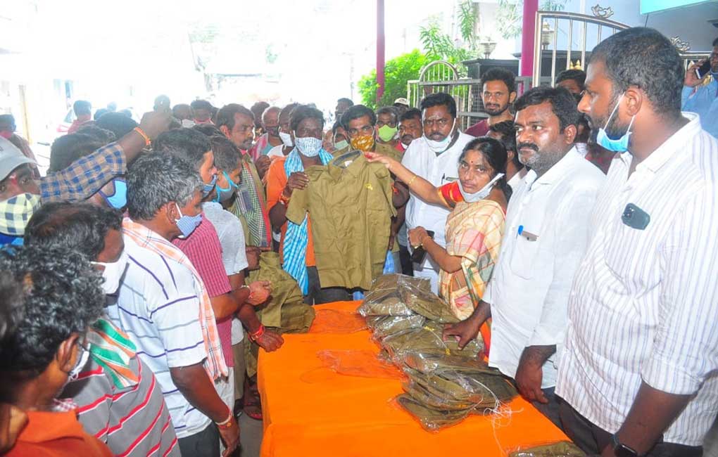 Khaki shirts distributed to 300 hamalis in Khammam