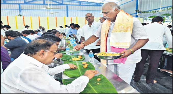 MLA Konappa resumes Nityannadanam in Kaghaznagar