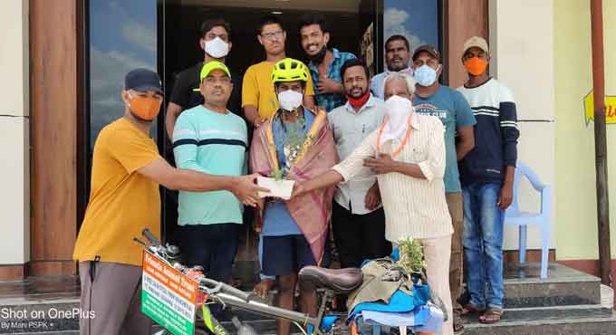 Sensitising on animal deaths: Mancherial man completes cycling mission