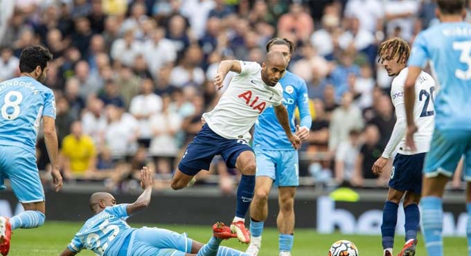 Manchester City start title defence with defeat