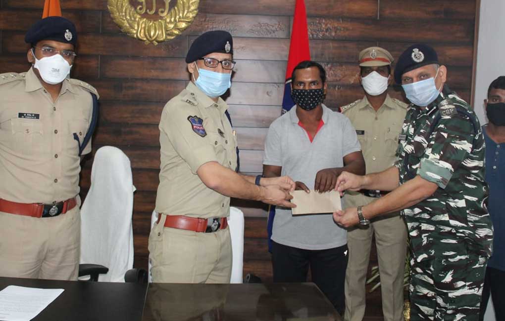 Two Maoists surrender before Kothagudem SP