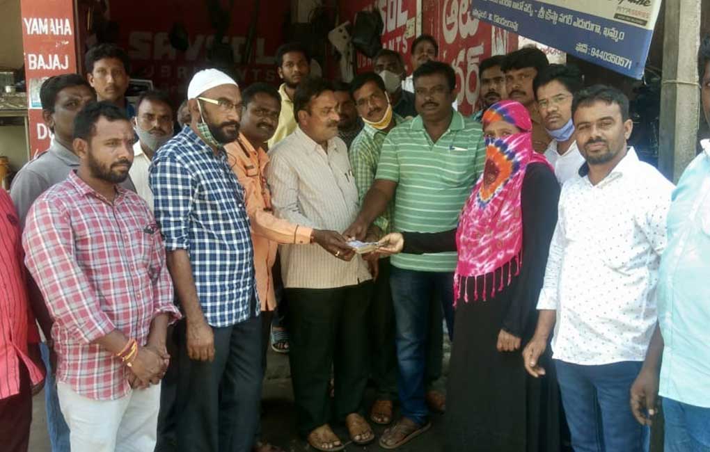 Khammam: Mechanics Union extends financial aid to kin of deceased member