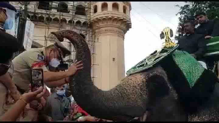 Hyderabad CP Anjani Kumar supervises Bibi ka Alam procession