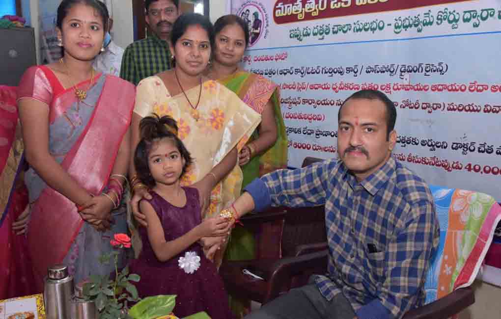 Nalgonda Collector celebrates Raksha Bandhan with orphans