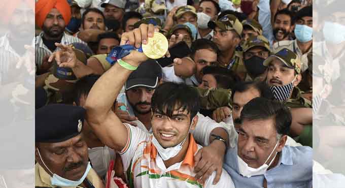 Olympic heroes return to frenzy welcome