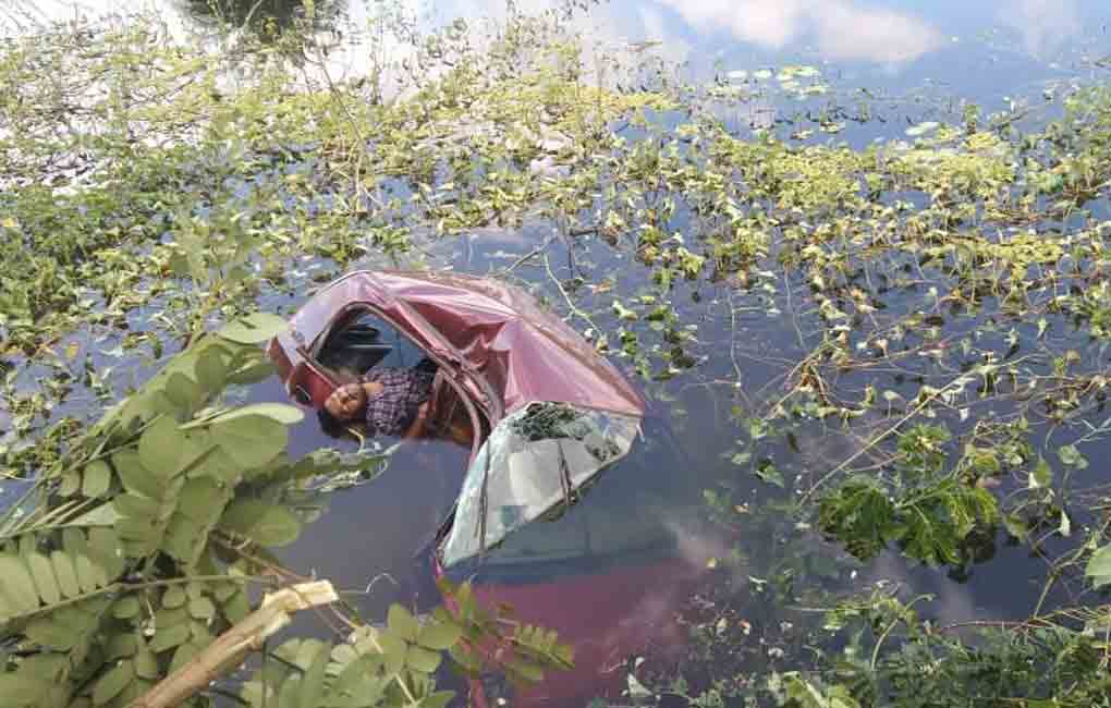 B.Tech student dies as car plunges into tank in Peddapalli