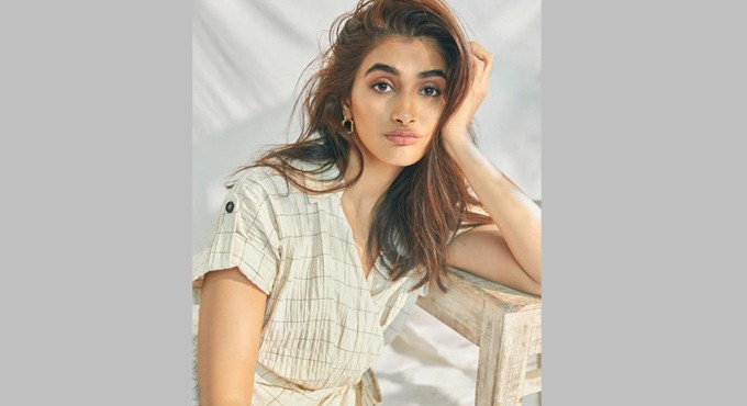 Pooja Hegde asks fans to caption this pic of her 