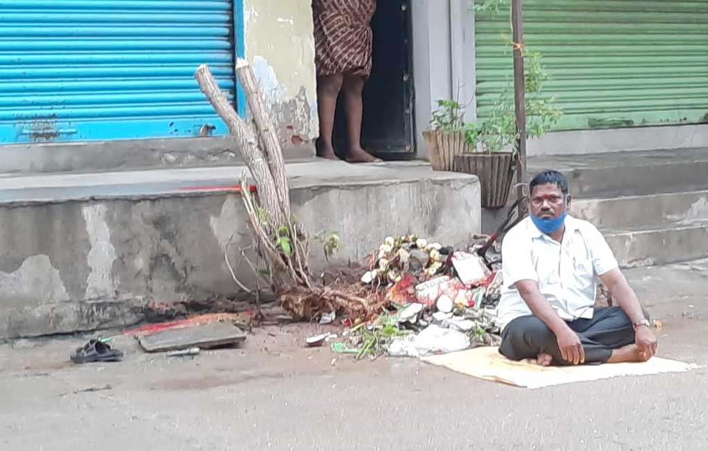Gulf returnee stages protest against felling of tree in Jagtial