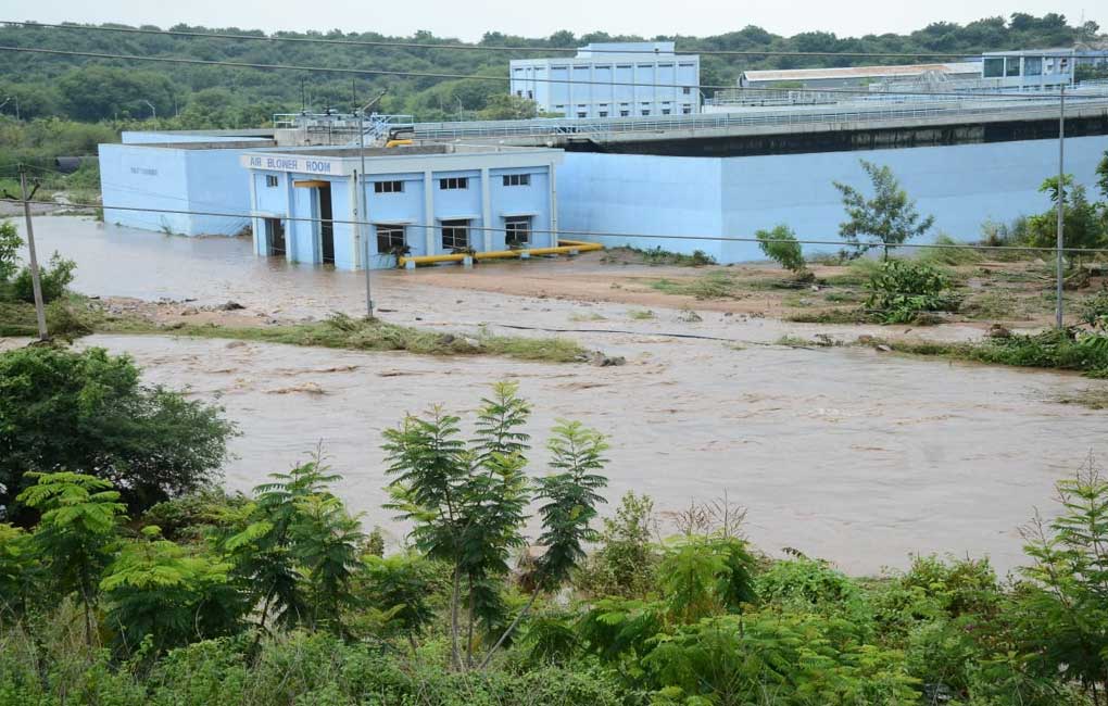 Mallaram pump house flooded, Godavari water supply to Hyderabad suspended