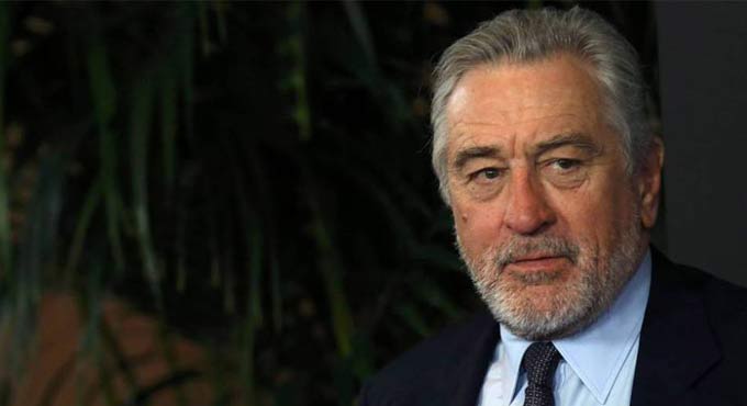 Robert De Niro spotted without brace for first time after leg injury