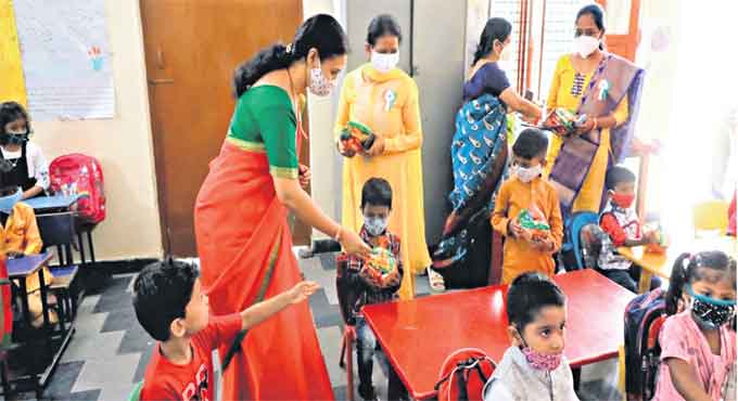 SCRWWO celebrates Independence Day with schoolchildren
